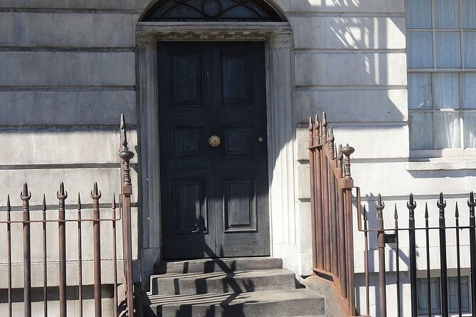 A Muggle's Guide to Harry Potter Walking Tour in London - Stop 2: Trafalgar Square and the dementor story angle
