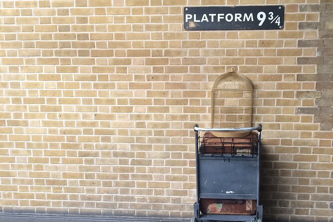 Harry Potter Private Tour in London - King’s Cross and Platform 9 3/4: The Photo and Store Finish Line