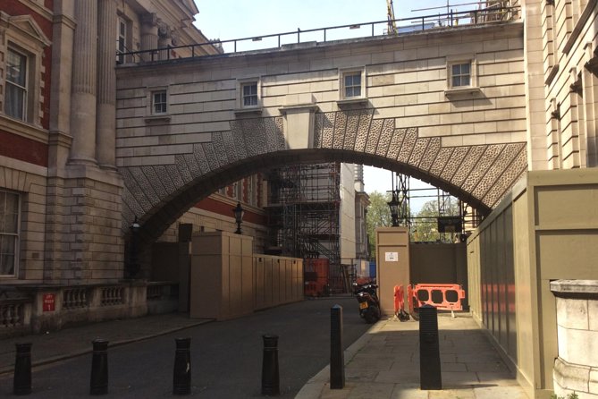 James Bond Private Tour - Stop 2: Notting Hill and the Spectre door moment