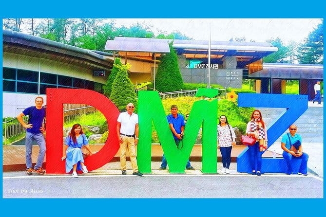 K-pop boyband Film Location Private Day Trip - Hallyu K-Star Road: Teddy-Bear Sculptures and Quick Photo Time