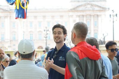 London: Landmarks Walking Tour & Harry Potter Walking Tour - Starting at Trafalgar Square: the moment you get your bearings