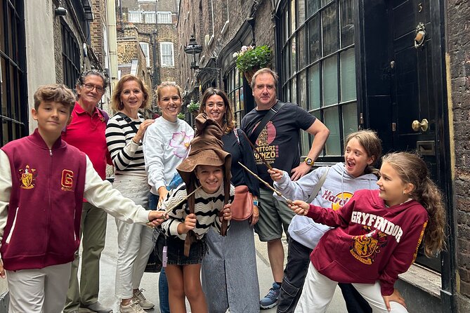 Magical Harry Potter tour in Spanish, ! You choose the option! - Cecil Court: the Diagon Alley vibe and choosing your Hogwarts house
