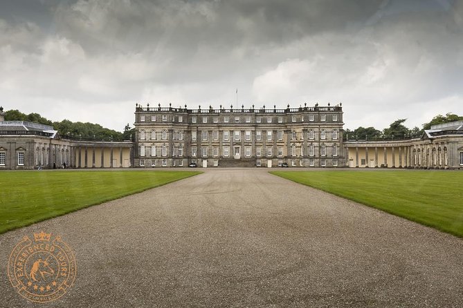 Outlander locations experience, Private Tour in a premium Minivan - Stop 2: Falkland for the Inverness stand-in