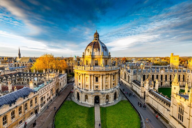 Oxford University and Harry Potter Tour with Live Entertainment - New College and St Mary’s Passage: Narnia door vibes and cloister beauty