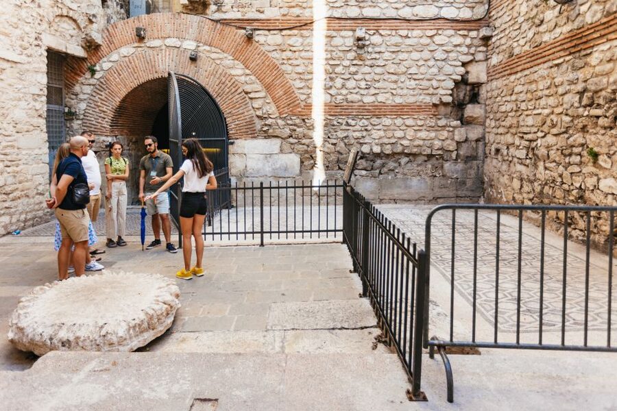 Split: Game of Thrones Small Group Tour of Filming Locations - Golden Gate and Vestibul: using big Roman-style landmarks to connect the scenes
