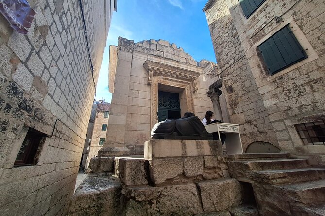 Top-Rated Split Game of Thrones and History City Walk - Dracarys! - Vestibulum to Jupiter’s Temple: songs, clips, and a headless sphinx